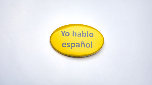 Botón amarillo que dice “Yo hablo español.”