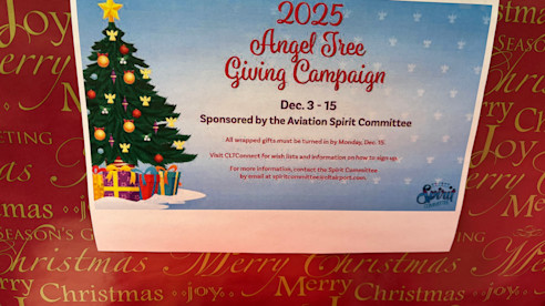 Letrero dice “Campaña Anual de Donación de Árbol 2025, del 3 al 15 de diciembre,” patrocinada por Aviación.