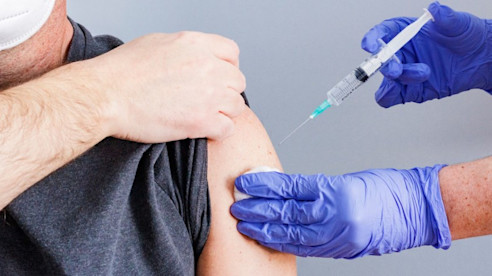 nurse-doctor-medicament-vaccine-coronavirus-covid-19-pharma-syringe-injection-drug-hand-glove-face t20 lLQkdQ 11