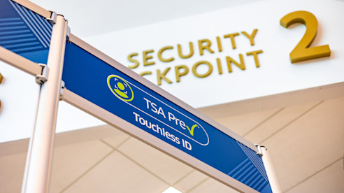 Letrero aéreo de TSA PreCheck indica “ID sin contacto” en el Punto de Control de Seguridad 2.