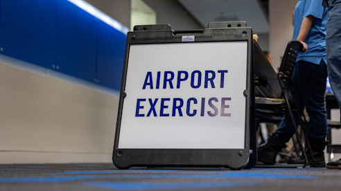 Señal que dice “Airport Exercise” colocada en un pasillo de la terminal durante un ejercicio de entrenamiento.