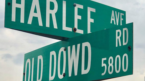 Señales de calles en la intersección de Harlee Avenue y Old Dowd Road.